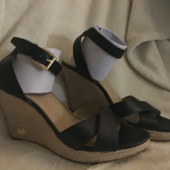 Michael Kors Sandels - Picture 2 of 2